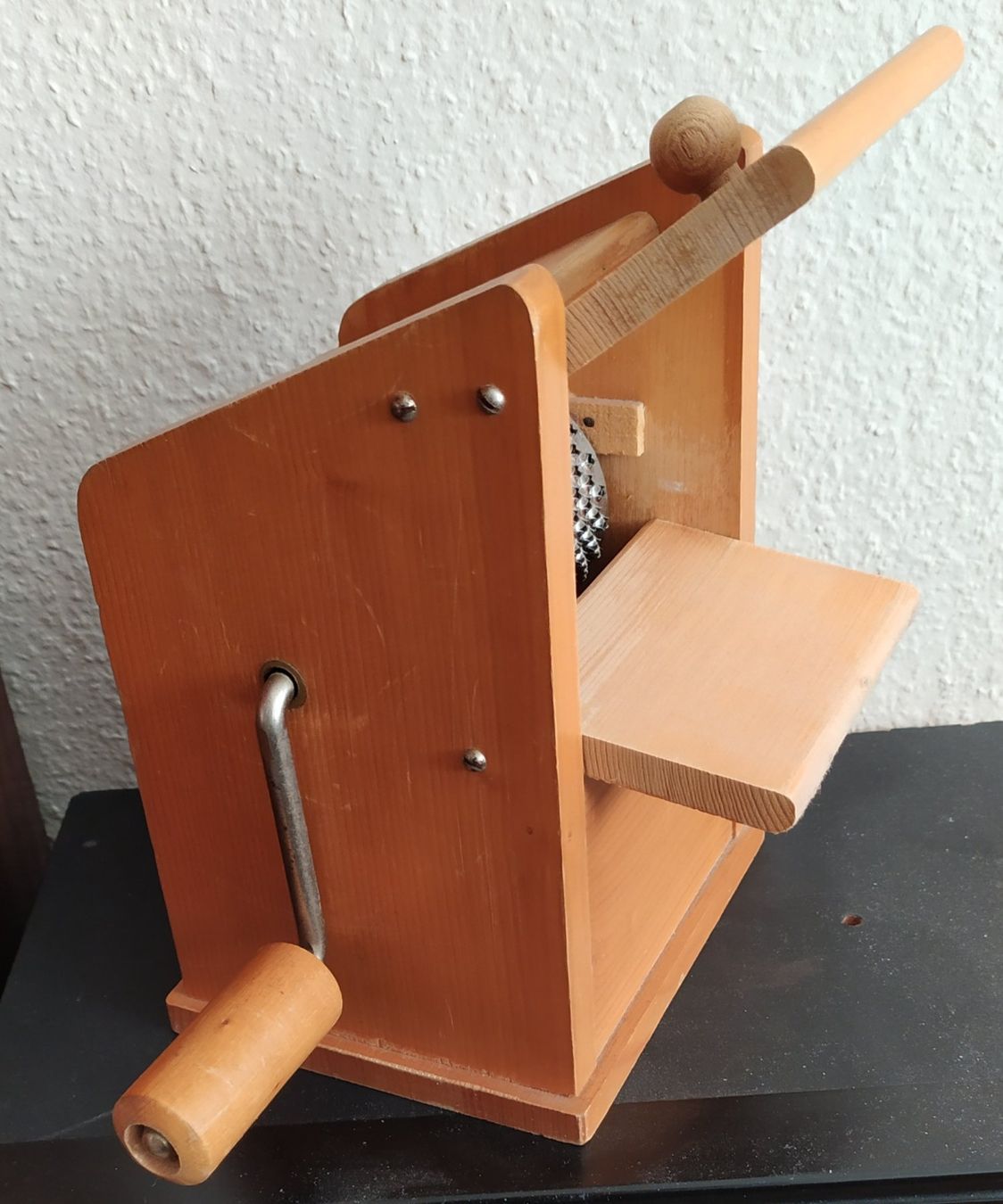 Elettrodomestici da cucina: Alte Käseraffel aus Holz – Usato da Chezard St-Martin venduto da Loucail 2