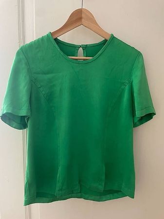 Grünes Blusenshirt mit Rückendetail  Grösse S