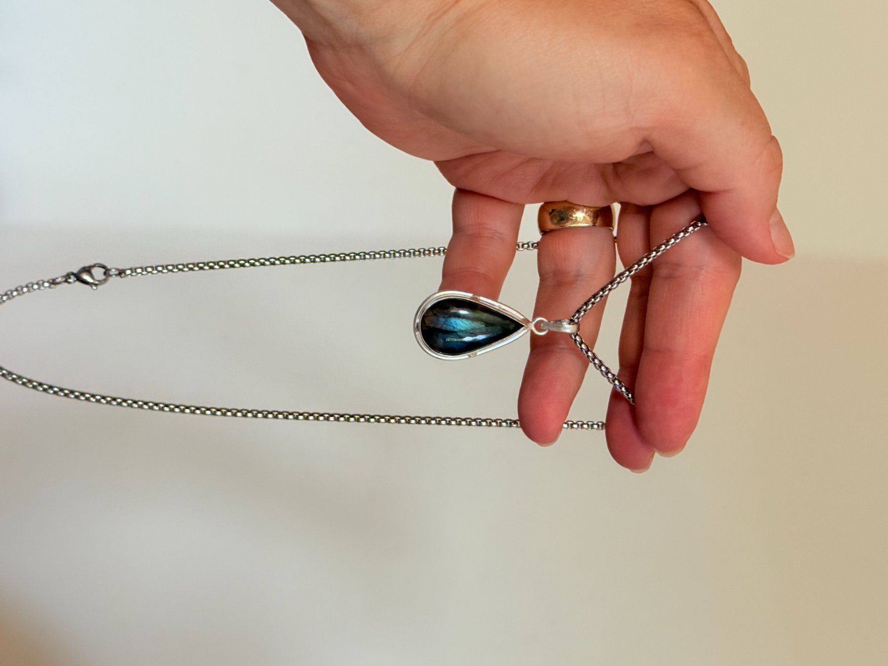 Catenine: Pendentif Labradorite forme goutte neuf – Nuovo e nell'imballaggio originale da Genève venduto da AGBERG 2
