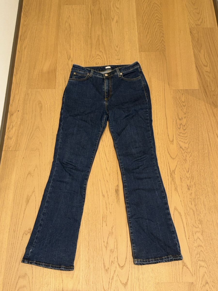 Jeans: 8byYoox dark blue flared denim – Gebraucht aus Zürich von VittoDS