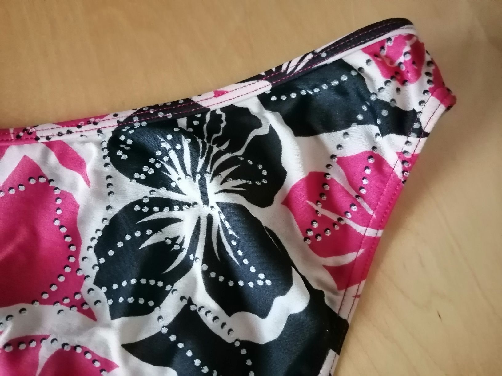 Badekleider & Bikinis: Bikinihose Gr. 40 schwarz pink Blumenmuster – Gebraucht aus Honau von holunder3 3
