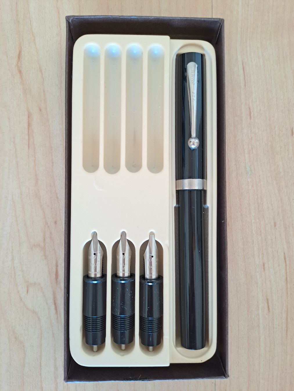 Il mondo degli animali: Set de calligraphie Sheaffer avec plumes et notice – Nuovo (secondo la descrizione) da Denens venduto da Chanchantevend 1