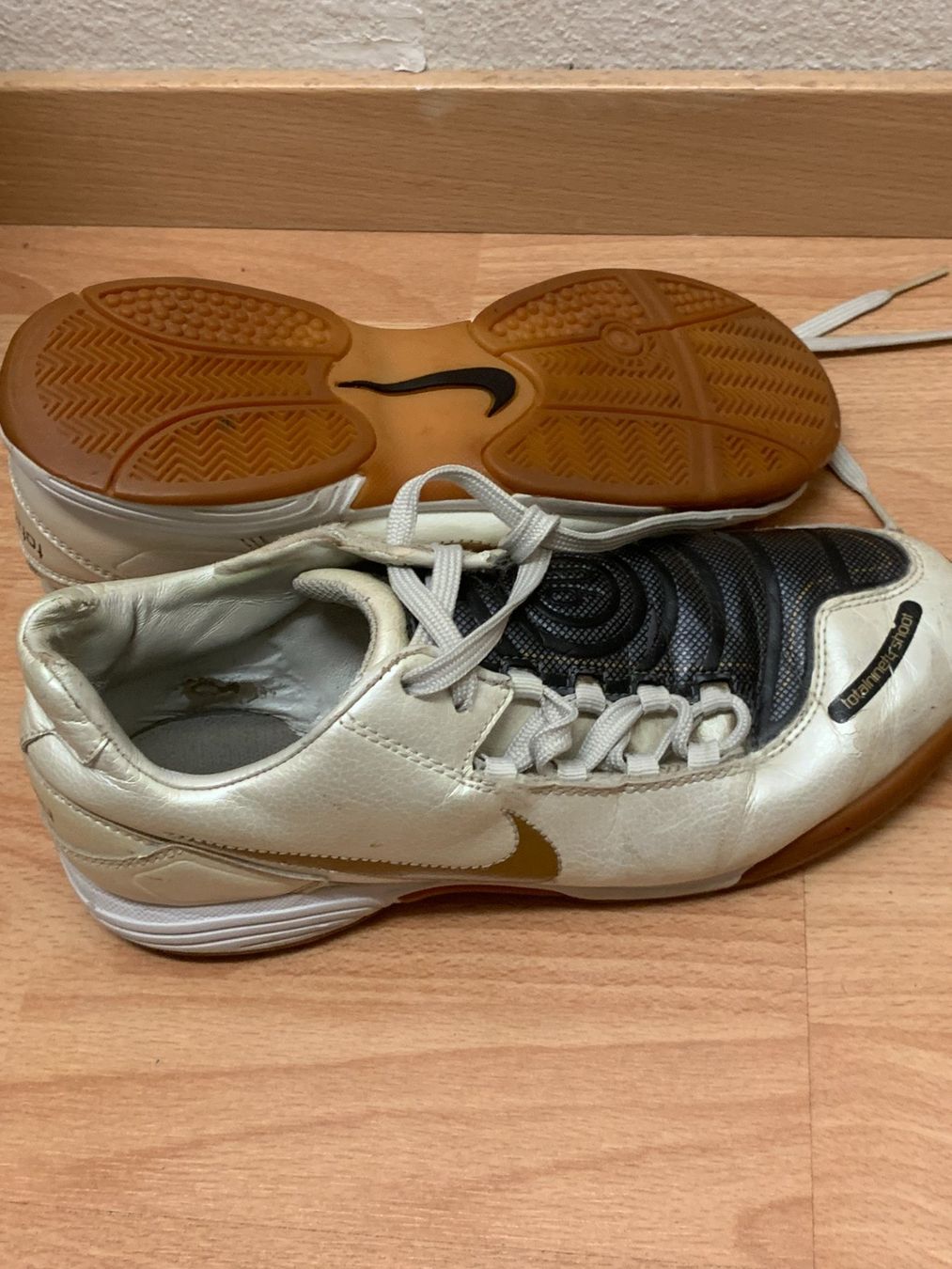 Scarpe da donna: Nike Damenschuhe Gr.37.5 – Usato da Zug venduto da quaqua