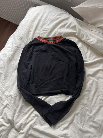 Schwarzes Longsleeve mit Aufschrift "Never" - Top Zustand!