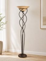 Elegante Stehlampe mit geschwungenem Metallgestell