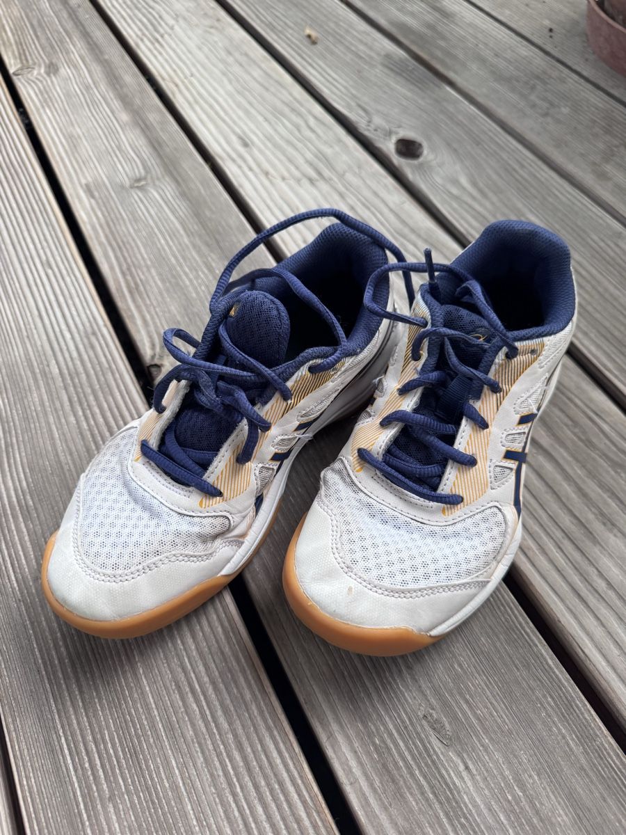Asics Schuhe für Jungen: Asics Hallenschuhe – Gebraucht aus Ostermundigen von Clood