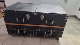 Bar-Truhe im schwarzen Kroko-Vintagestil