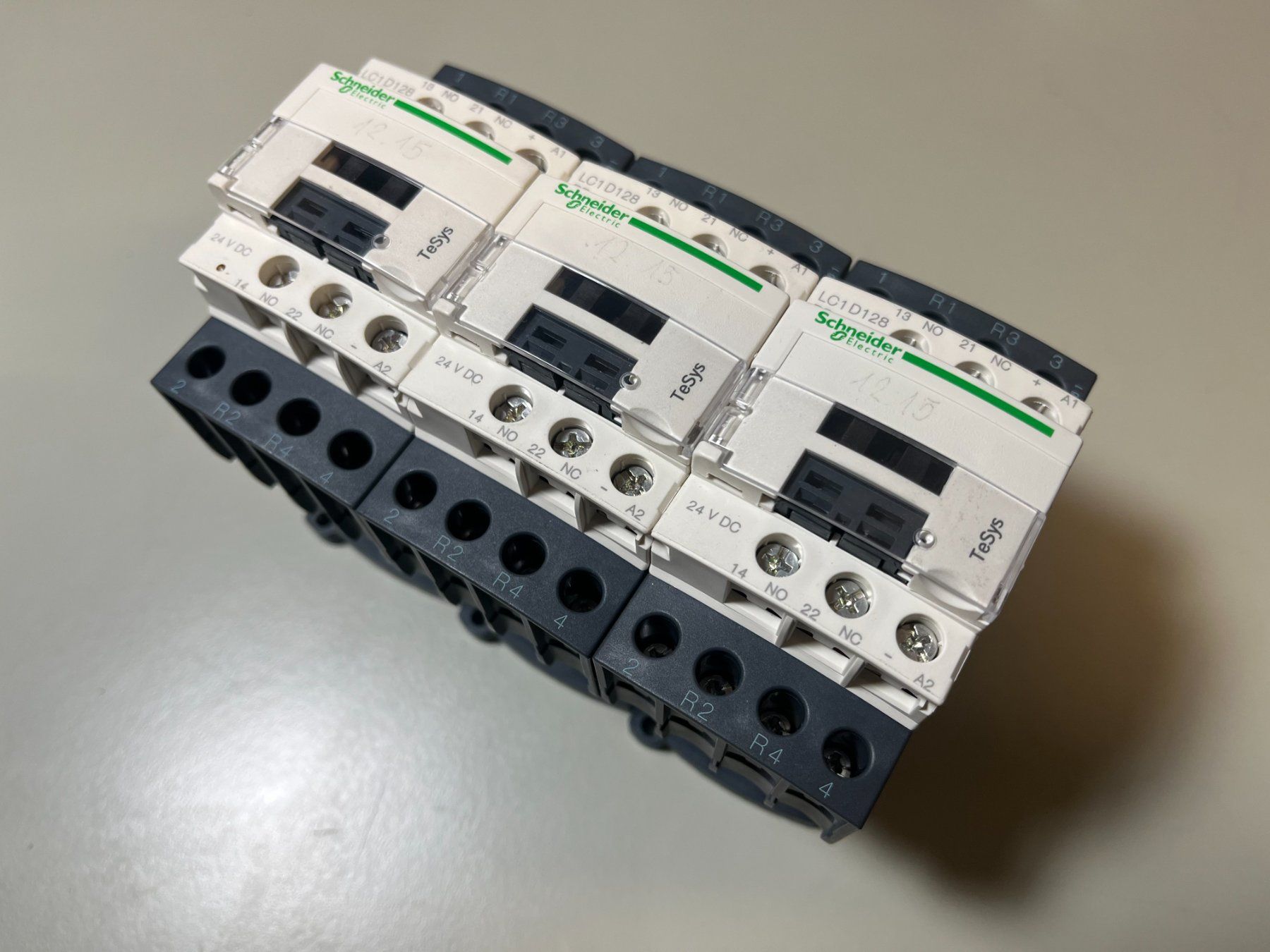 Schneider Componenti elettronici: Schneider Schütz LC1D128 BD 24VDC 3stk. – Usato da Jenaz venduto da Speedy350
