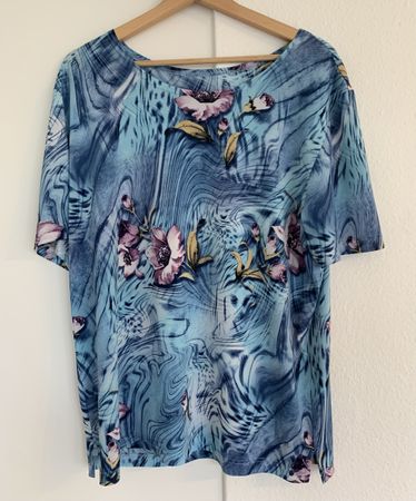 Blouse / T-shirt avec motifs floraux
