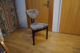 1 Stuhl Modell Triplo in Stoff. Gestell Holz schwarz