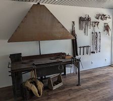 Schmiedewerkstatt Einrichtung mit Werkzeugen und Abzugshaube
