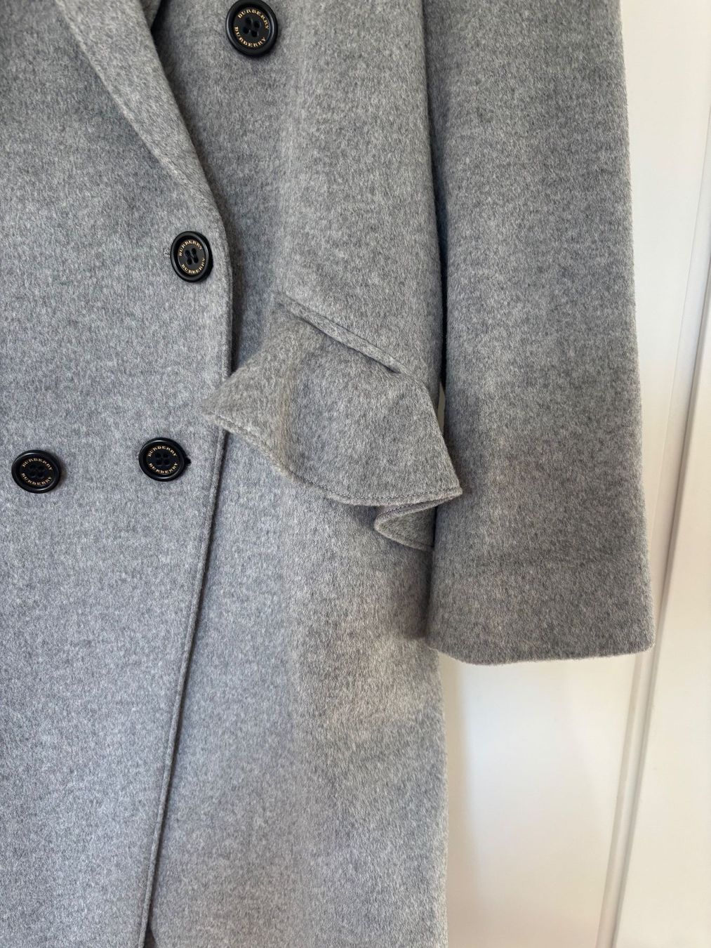 Burberry Cappotti: BURBERRY  Wolll/Kaschmirmantel, hellgrau oversized CH 34 – Nuovo (secondo la descrizione) da Herrliberg venduto da mayfi 4