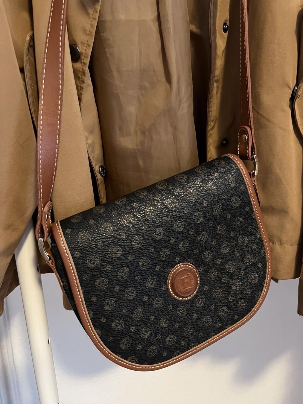 Lotti di vestiti: Frühlingsjacke mit Ledertasche – Usato da Basel venduto da M.M_ 1