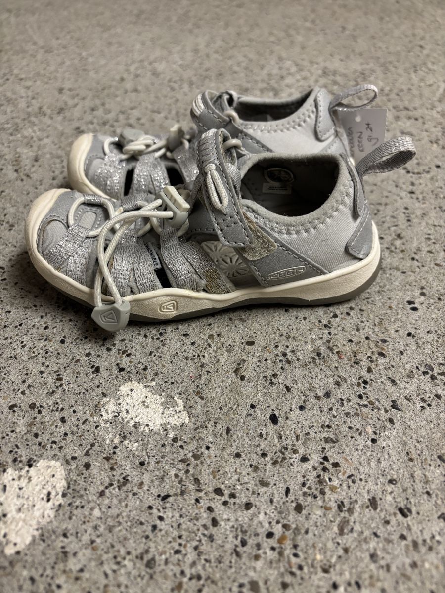 Keen Scarpe per ragazze: Sandalen KEEN Grösse 24, Silber – Usato da Büren an der Aare venduto da Nikito2001
