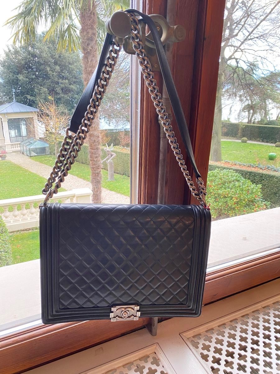Chanel Sacs femmes: Chanel Boy Tasche schwarz mit silbrigem Hardware – D'occasion à Wollerau par Vinagoni 1