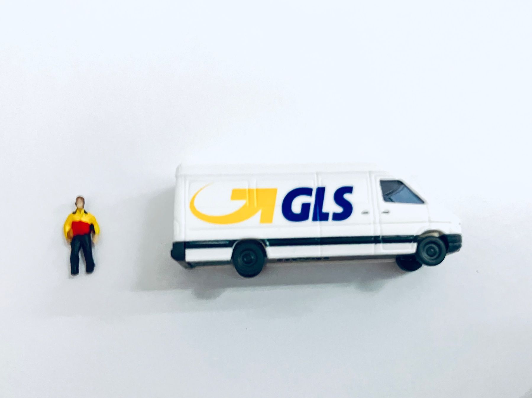 Busch Modelleisenbahnen: Kurierdienst Figur + MERCEDES Sprinter GLS OVP SPUR N – Gebraucht aus Oberbuchsiten von Orsetto24