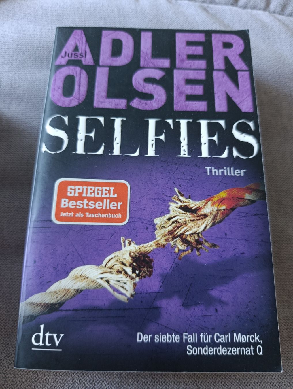 Livres: Adler Olsen SELFIES TOP BUCH! – D'occasion à Bellach par TORA4
