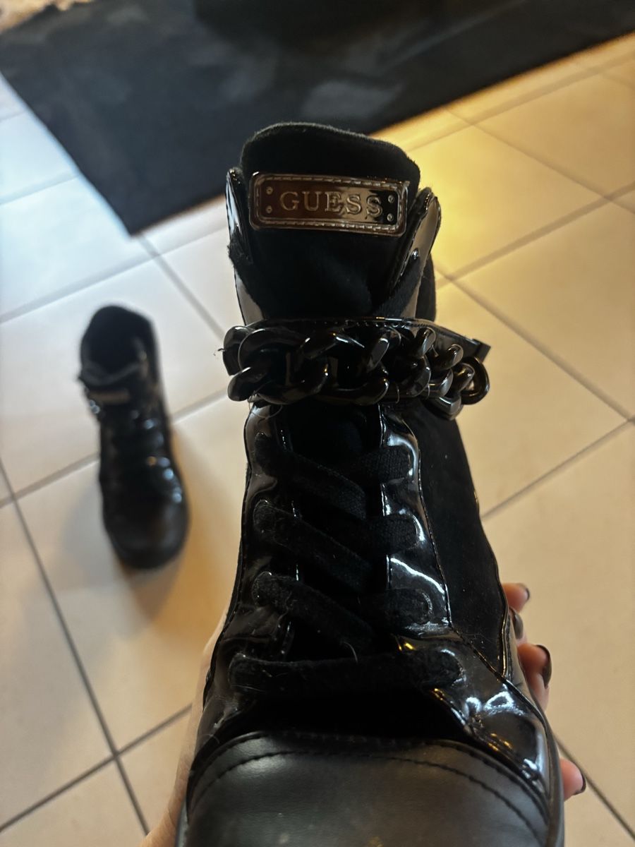 Guess Chaussures femmes: Bottines compensées Guess – D'occasion à Saxon par Mel_b224
