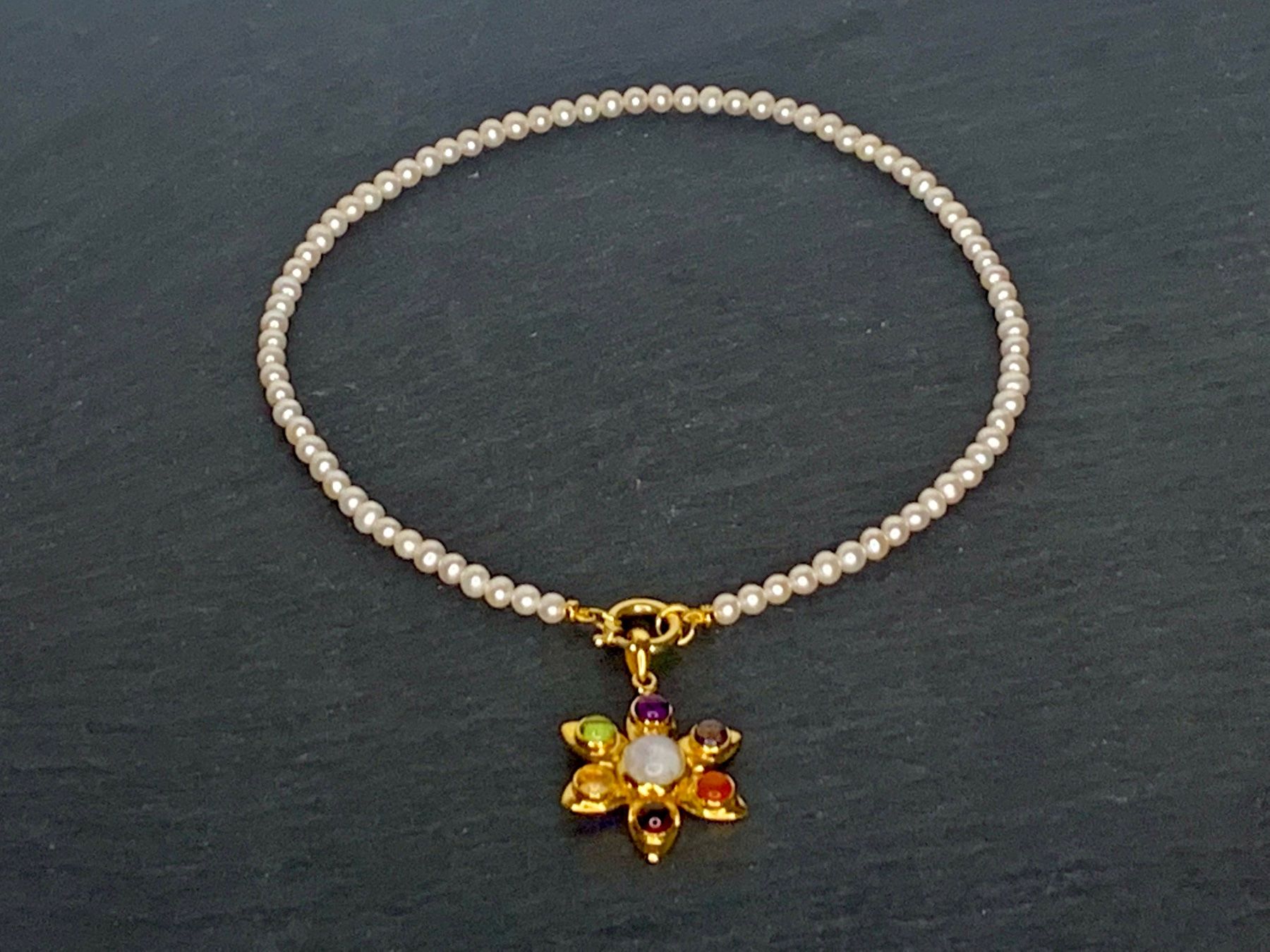 Catenine: Perlenkette mit Edelstein Anhänger Vergoldet – Nuovo e nell'imballaggio originale da Rüschlikon venduto da ThereseJewelryDesign 2