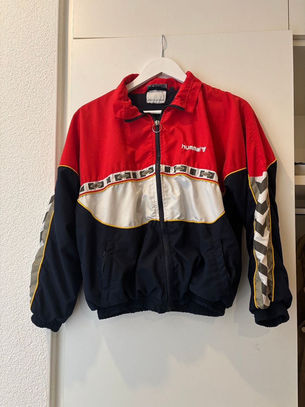 Hummel Giacche: Hummel Vintage Trackjacket cropped style – Usato da Zürich venduto da pepi