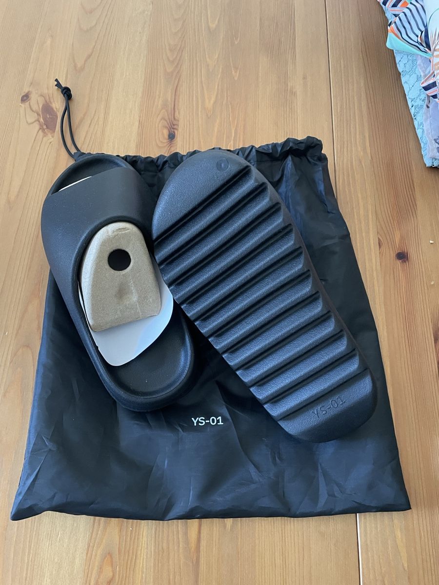 Herrenschuhe: Yeezy slides neu – Neu und originalverpackt aus Genève von janamr2019