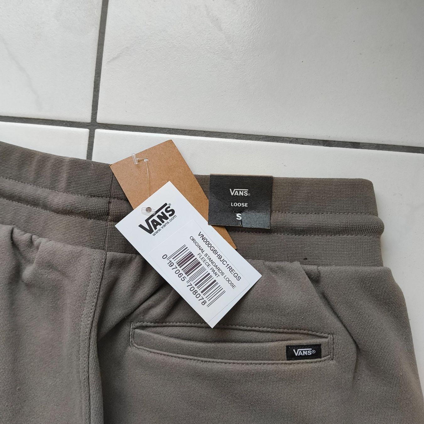 Vans Pantaloni: Vans STANDARD LOOSE PANT, Grösse S – Nuovo e nell'imballaggio originale da Uitikon Waldegg venduto da PJLS1 2
