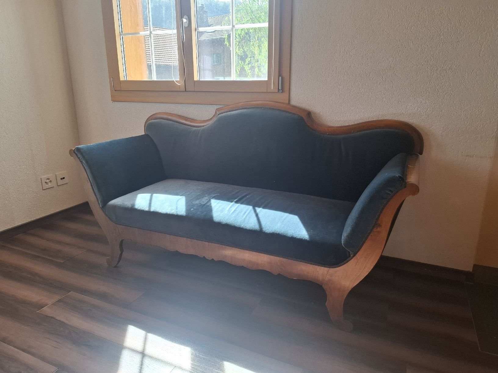 Sofas: Biedermeier Style Sofa mit Samtbezug – Gebraucht aus Lungern von yes_cj9j