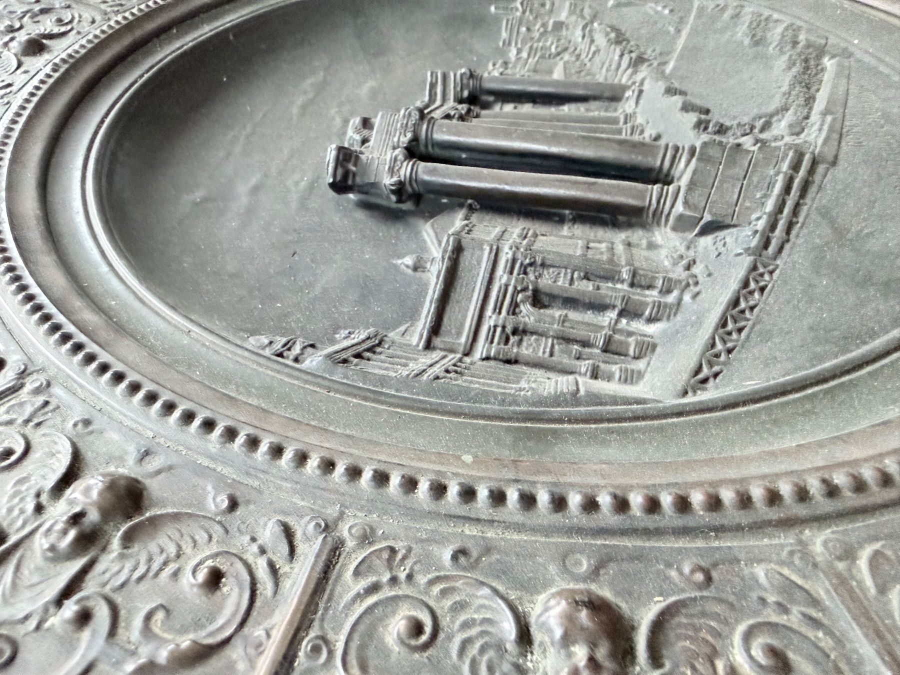 Tutte le decorazioni: Wandteller Forum Romanum, Material vermutlich Messing, 44cm – Usato da Meggen venduto da maxdietrich 1