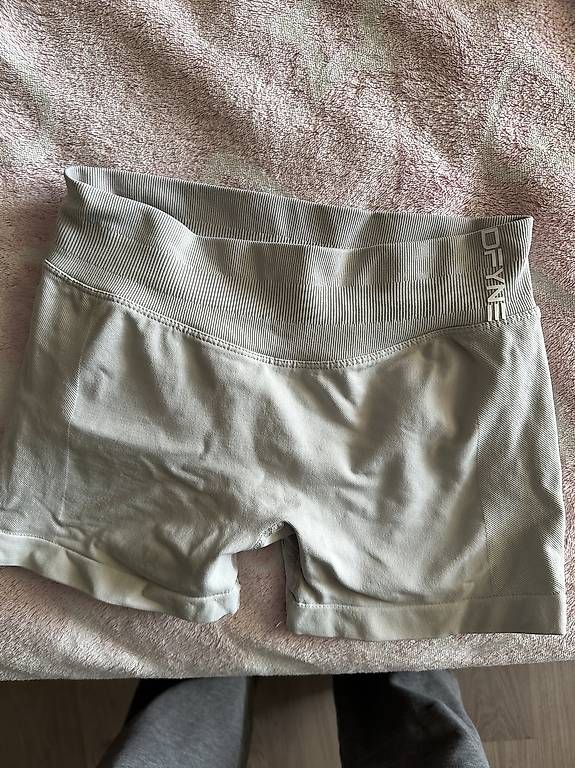 Leggings: DFYNE Shorts  – Usato da Basel venduto da pau_s6pv 2