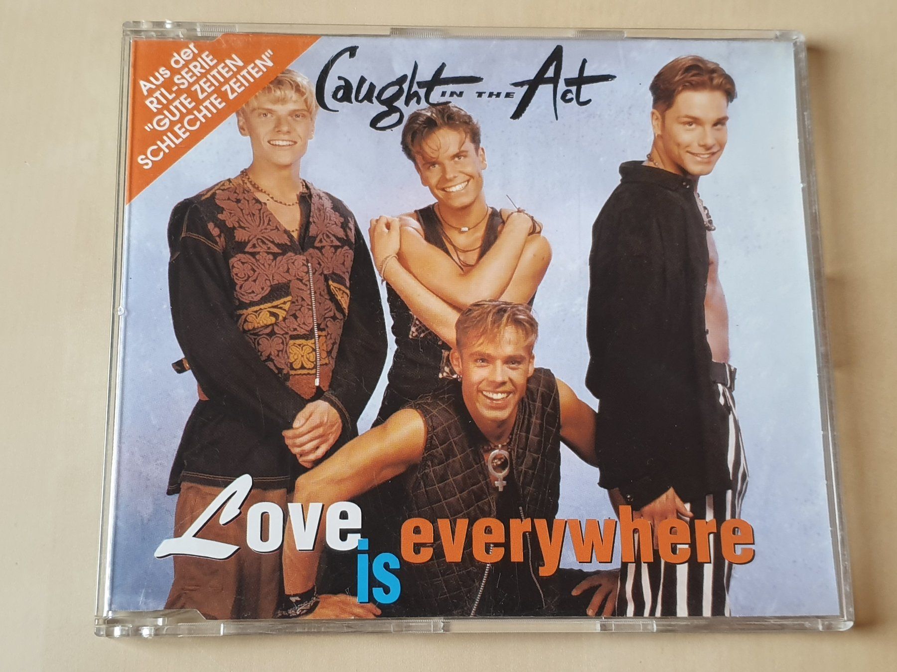 CDs: Caught in the Act Love is everywhere – Gebraucht aus Stansstad von collectorsshop