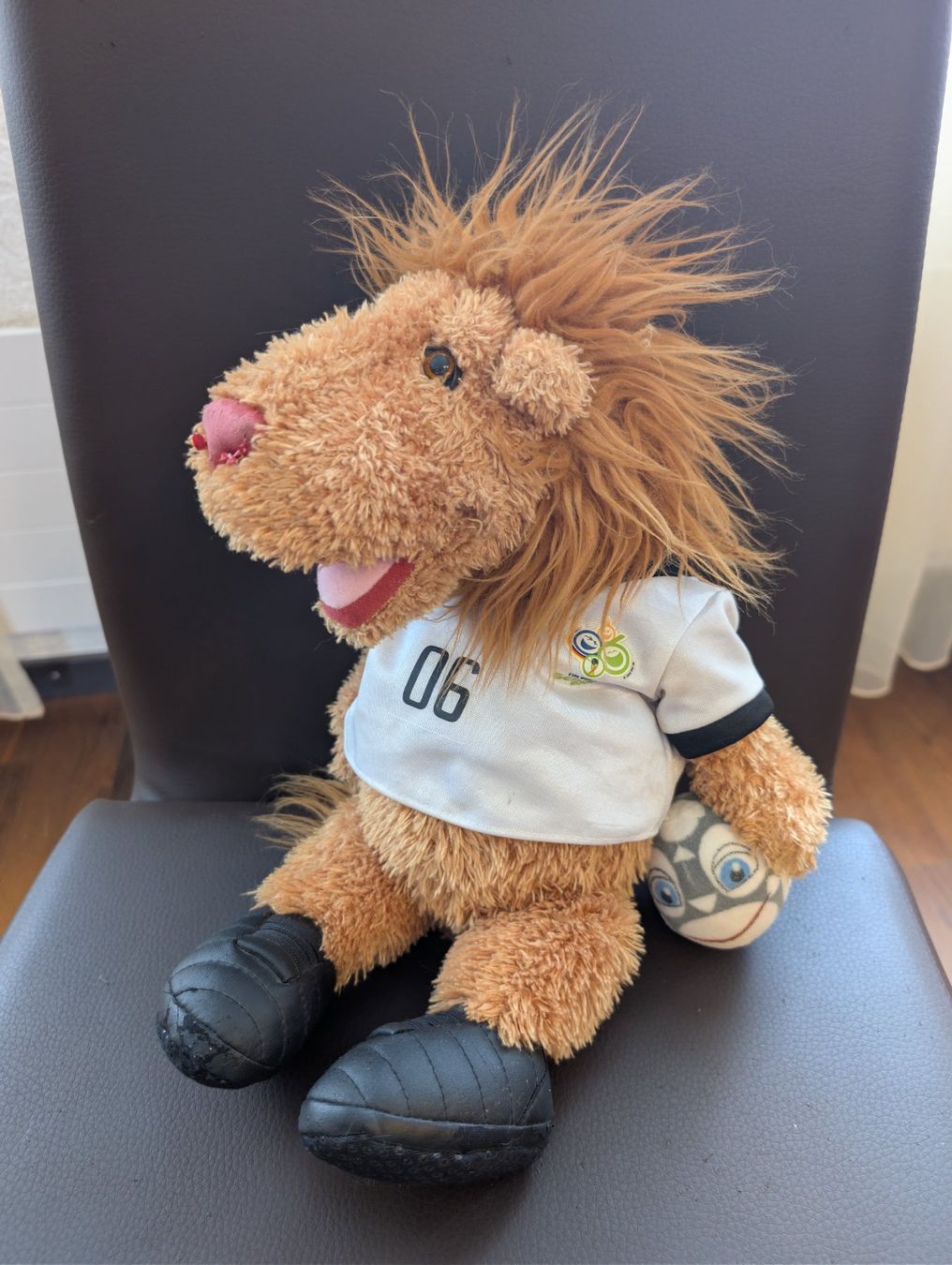 Giocattoli: WM 2006 Maskottchen Goleo Plüschtier mit Ball – Usato da Stein AR venduto da Bibabo12 1