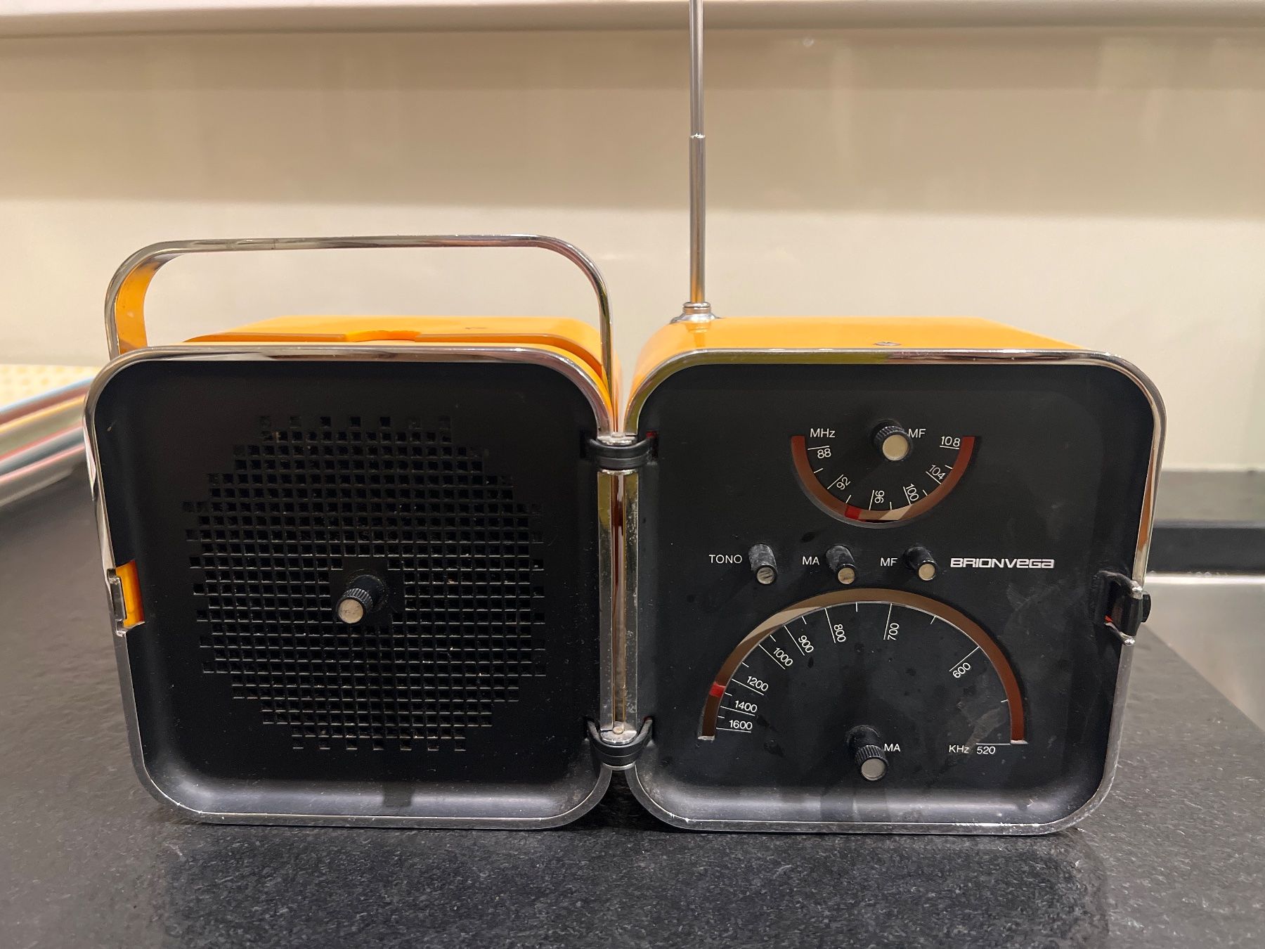 Brionvega Radio: Radio Brionvega yellow Vintage – Usato da Zollikerberg venduto da vallicip