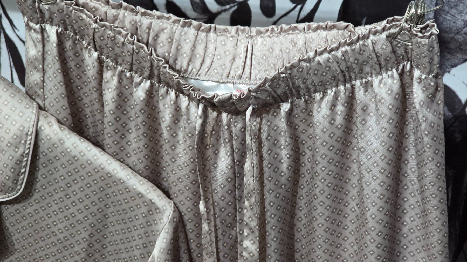 H&M Negligees & Pigiami: H&M Satin Pyjama Set - XS - Beige / Pattern – Usato da Thalwil venduto da VitaMini 4