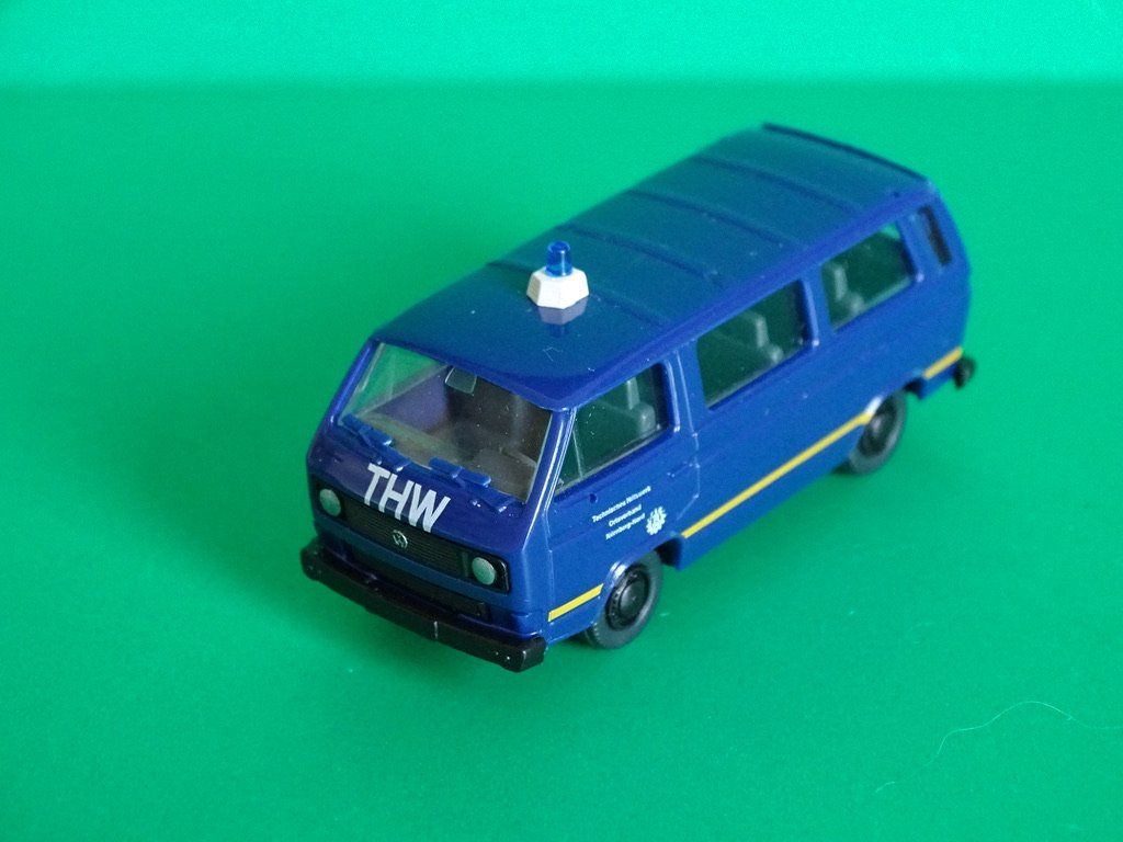 Volkswagen Modellini d'auto: VW Bus "THW" von Roco 1/87 – Usato da Bretzwil venduto da Meex