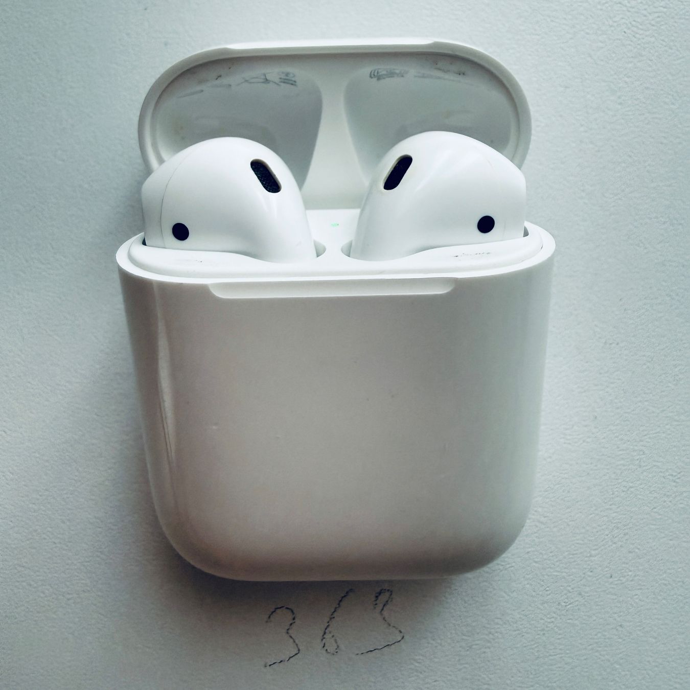 Apple Cuffie: Original Apple AirPods 2 Gen. Wireless Kopfhörer & Case – Usato da Basel venduto da MY.AIRPODS.SHOP