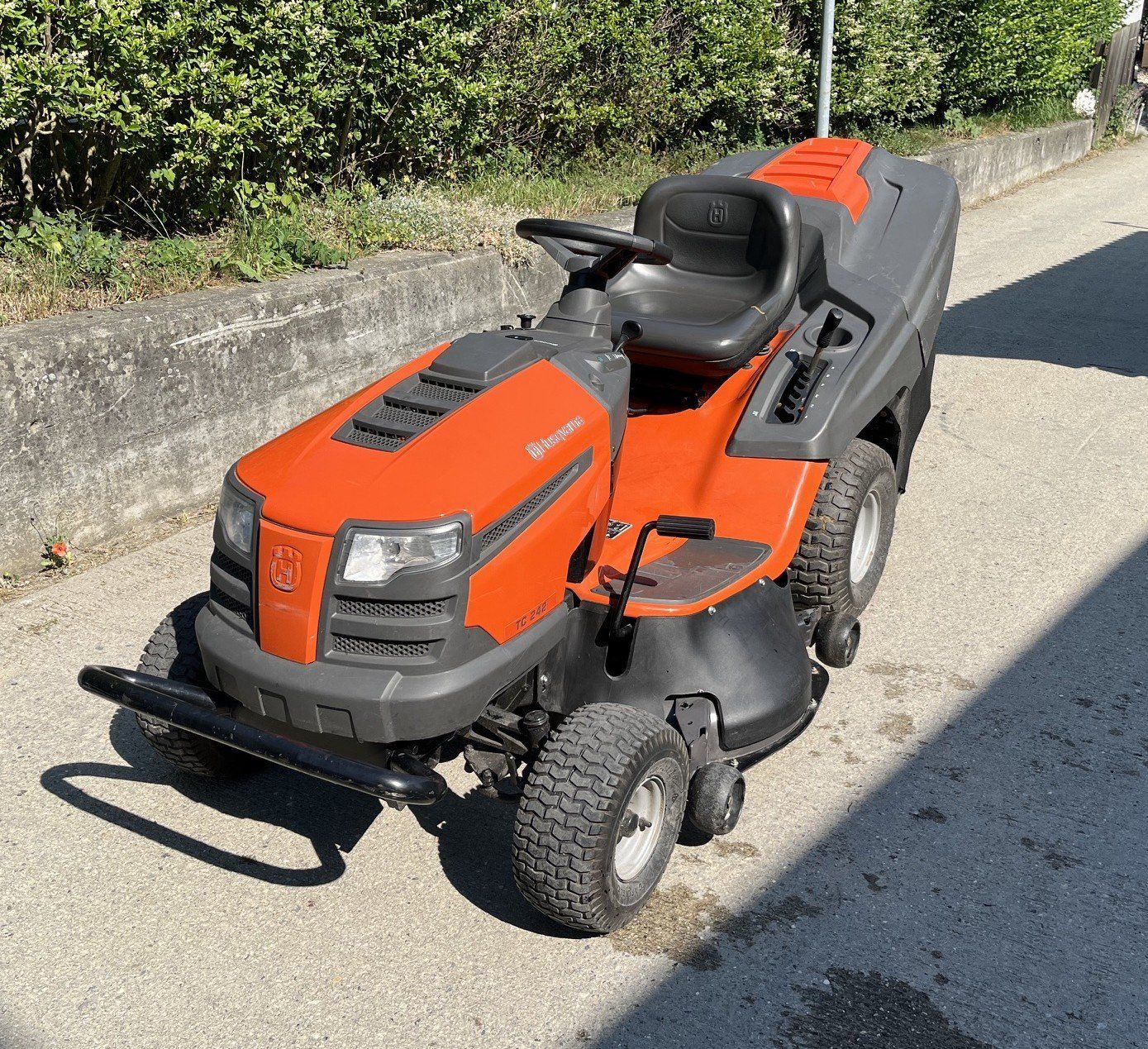 Husqvarna Rasenmäher: Husqvarna TC242 – Gebraucht aus Cazis von la-torre-work-snc