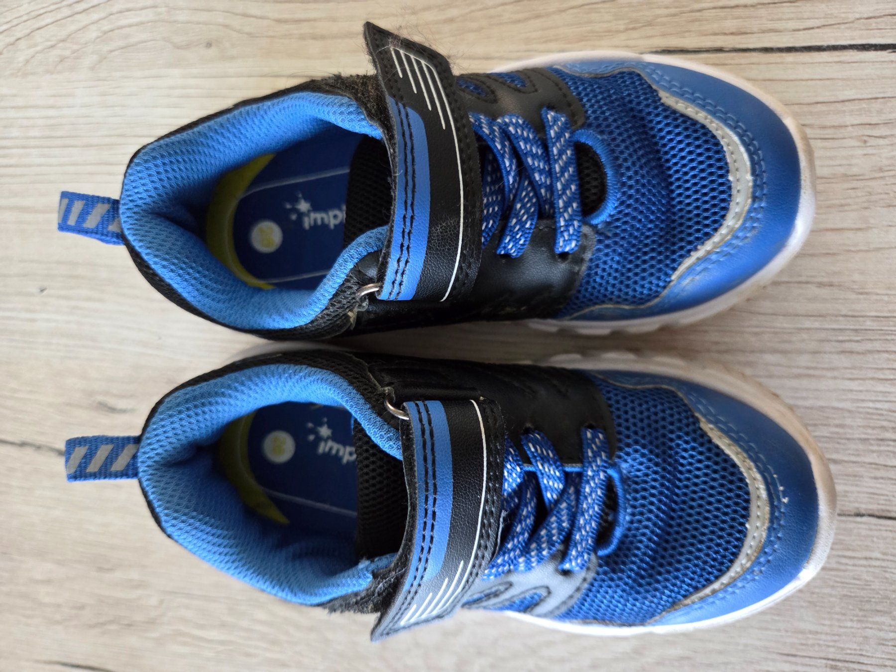 Scarpe per ragazzi: Turnschuhe mit Blinkfunktion gr.26 – Usato da Grossdietwil venduto da GNOM313 1