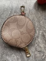 COACH Rundes Portemonnaie Monogram braun mit Anhänger