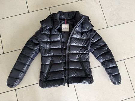 Moncler Bady kurze Daunenjacke mit Kapuze