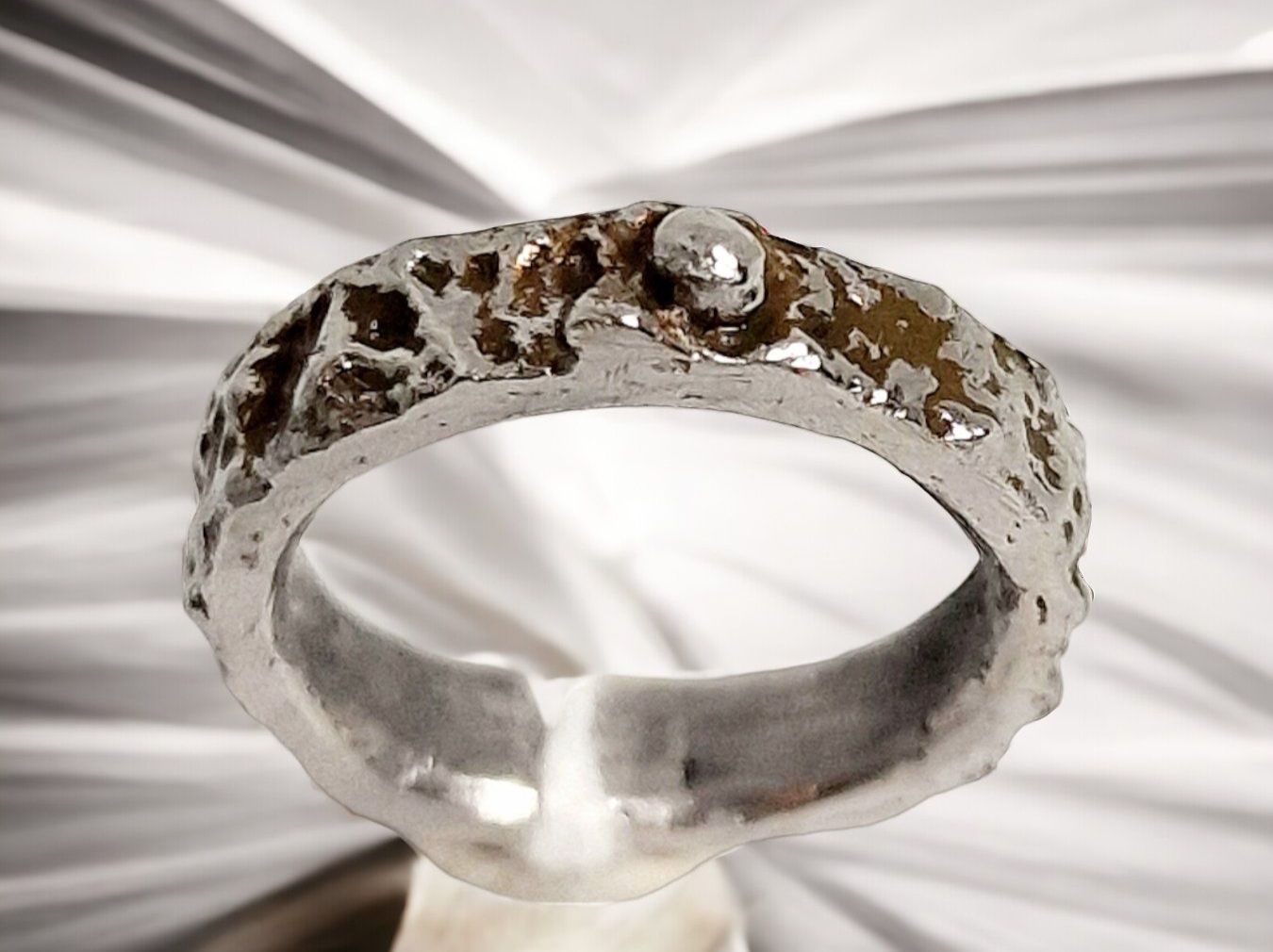 Anelli: Handgefertigter Ring, Stahl, bronzig coloriert, Gr. 48.75 – Nuovo e nell'imballaggio originale da Aarau venduto da Schmuckhoehle_MD 3