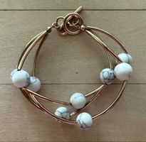 Armband Roségold mit weissen Perlen und goldfarbenen Ringen