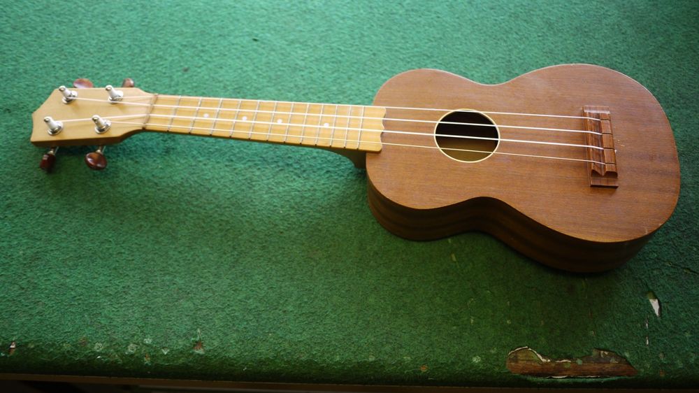 BRÜKO Sopran Ukulele mit übersetzten Mechaniken (Upgrade) Kaufen auf