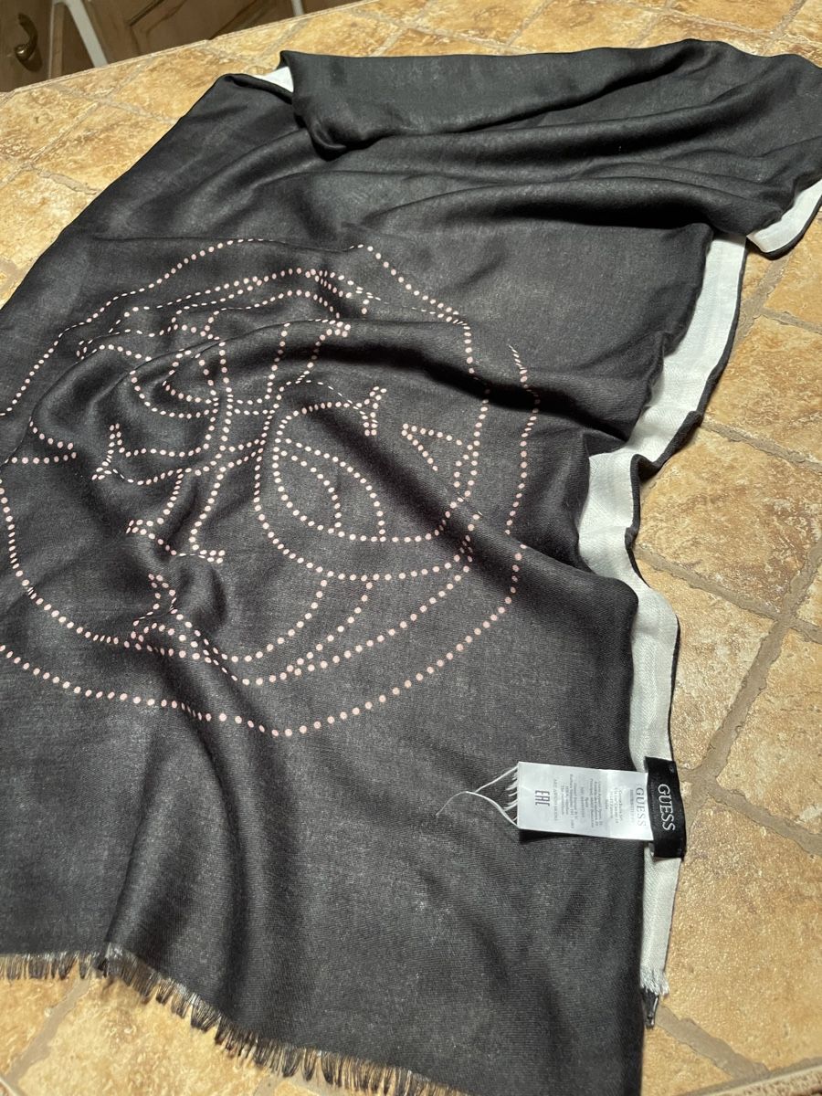 Guess Foulard & Sciarpe: Guess Scialle grande-doppio con logo – Nuovo (secondo la descrizione) da Gordevio venduto da LanaZimm 3