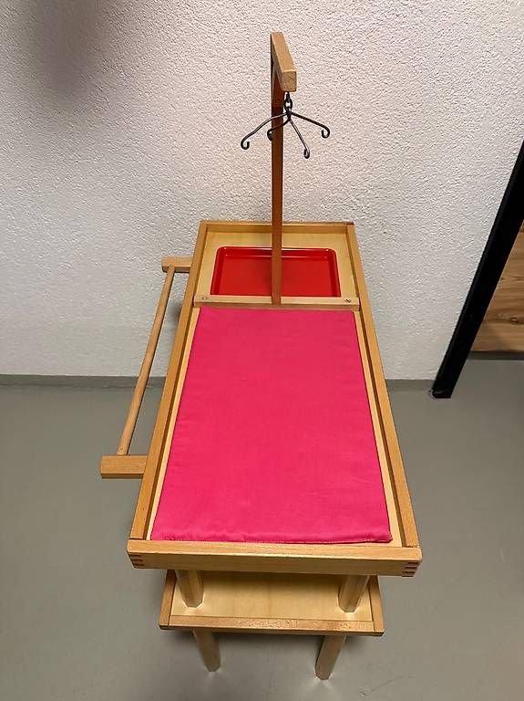 Giocattoli: Puppen Wickeltisch mit Mobiléhalterung – Usato da Kirchlindach venduto da fecop 2
