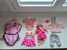 Puppe / Babypuppe mit Zubehör Kleider und Tragegurt