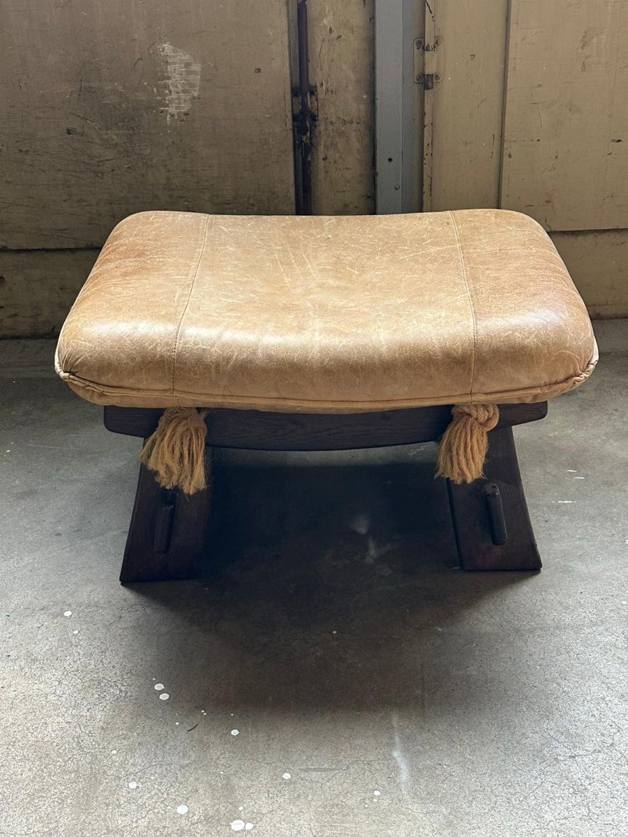 Hocker: Stilvoller Lederhocker mit Fransen - Einzigartiges Design – Gebraucht aus Madiswil von Bilranis1071