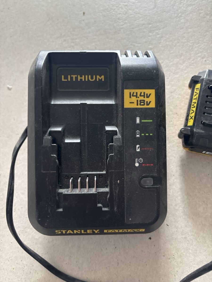 Stanley Caricatori & Batterie: Batterie Stanley Fatmax 18V + Ladegeräte – Usato da Triesen venduto da R89. 1