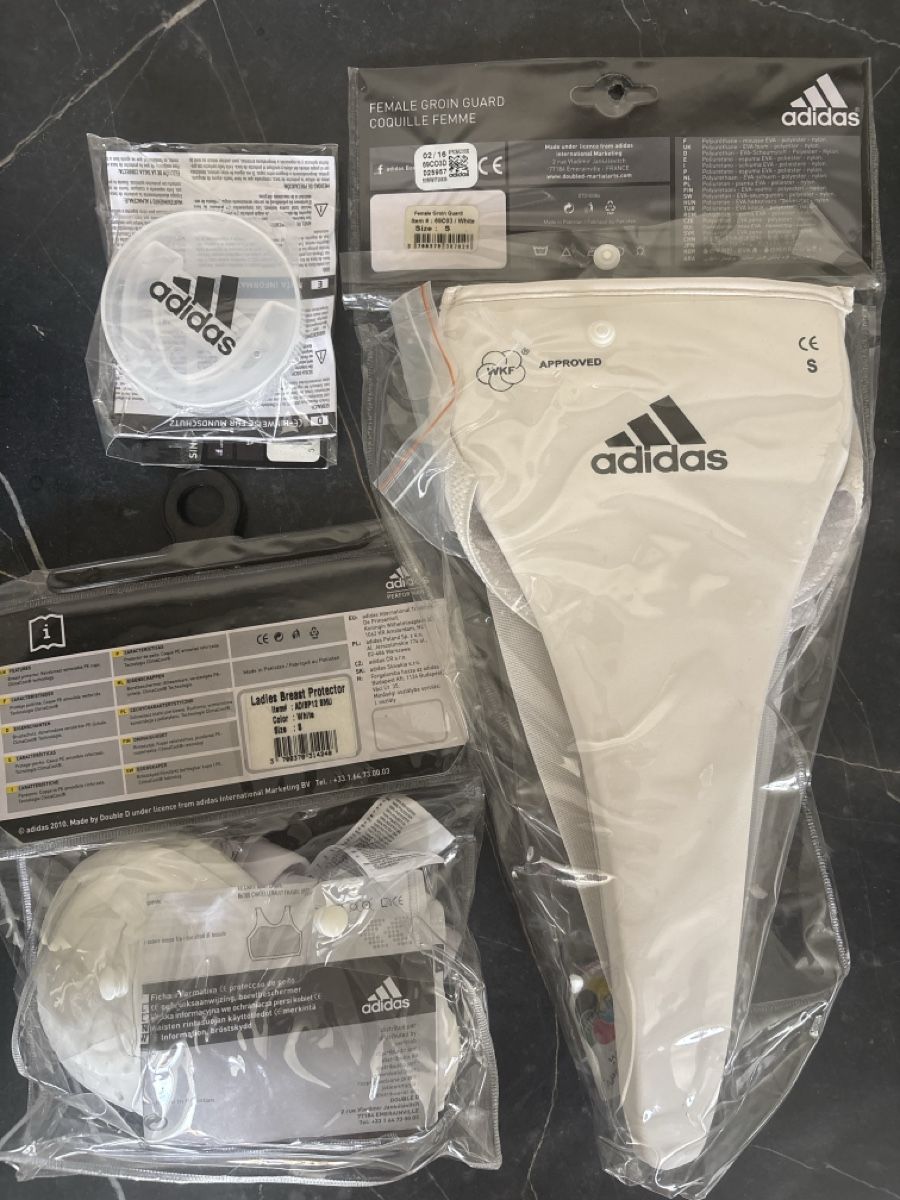 Protezioni & Imbottiture: Adidas Boxing Female Groin, Teeth, Breast Protector Set – Nuovo (secondo la descrizione) da Basel venduto da dc.lucile