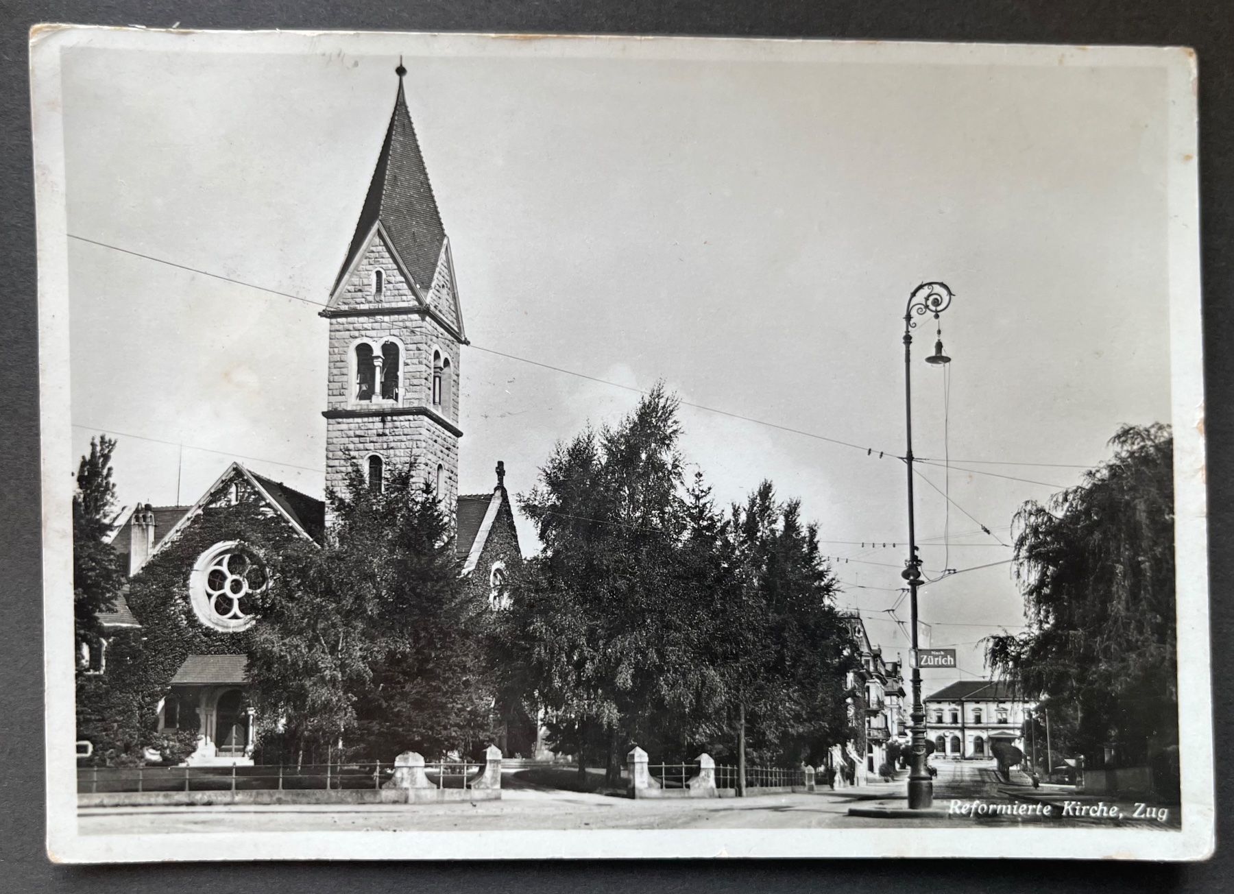 Cartoline postali: Zug, Strasse Ort /Reformierte Kirche, ca. 1950 – Usato da Ostermundigen venduto da DaxKarten-75