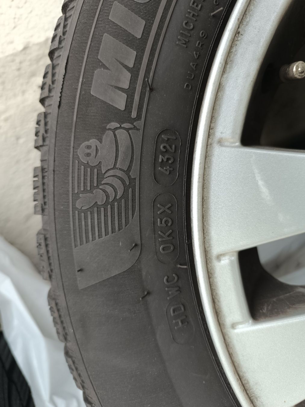 BMW Pneumatici & Ruote complete: 4x BMW 3er E90 E91 E92 16" Alufelgen mit Winterreifen – Usato da Zürich venduto da Speedboat 3